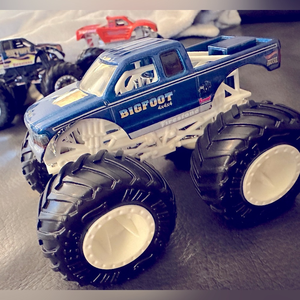 Hot Wheels Monster Trucks 🔹BIGFOOT Legacy Collectors Set, 1:64 Scale, Set of 5 - Picture 3 of 13